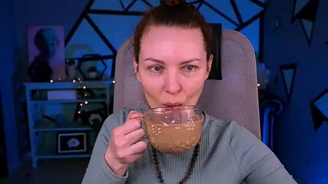 Snapshot of VandaRossi chatting on 03.19.25 VandaRossi online show from 03.19.25