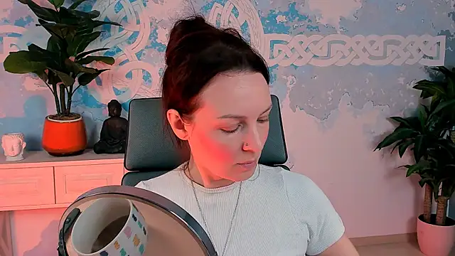 Snapshot of VandaRossi chatting on 09.15.25 VandaRossi online show from 09.15.25