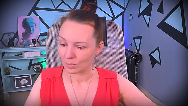 Snapshot of VandaRossi chatting on 09.19.25 VandaRossi online show from 09.19.25