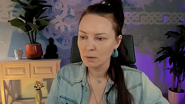 Snapshot of VandaRossi chatting on 09.22.25 VandaRossi online show from 09.22.25