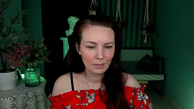 Snapshot of VandaRossi chatting on 09.23.25 VandaRossi online show from 09.23.25