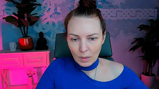 Snapshot of VandaRossi chatting on 09.26.25 VandaRossi online show from 09.26.25