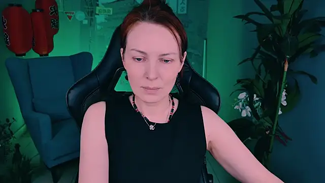 Snapshot of VandaRossi chatting on 09.29.25 VandaRossi online show from 09.29.25