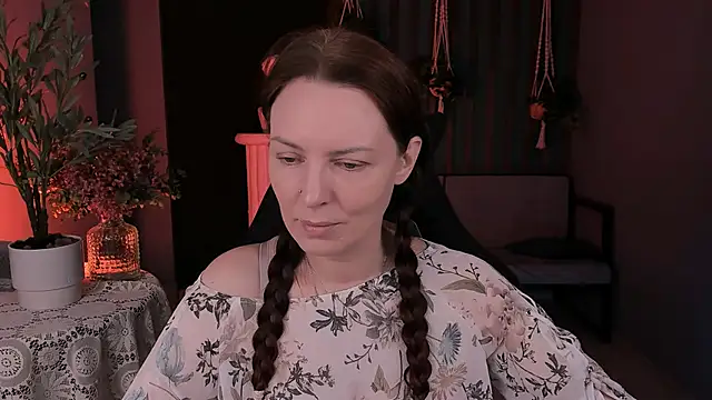 Snapshot of VandaRossi chatting on 09.30.25 VandaRossi online show from 09.30.25