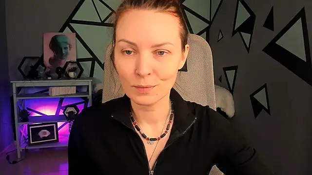 Snapshot of VandaRossi chatting on 10.11.25 VandaRossi online show from 10.11.25