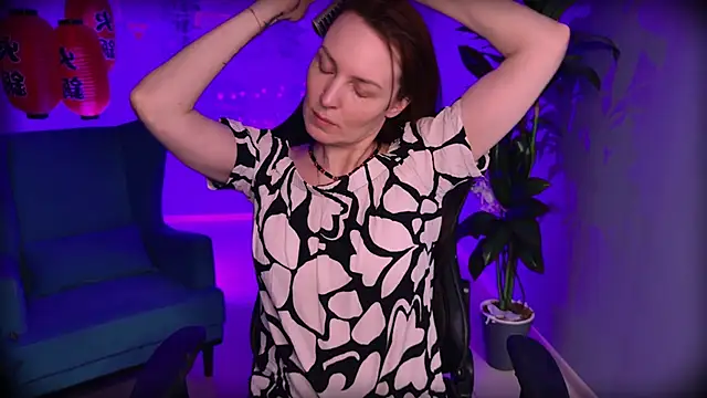 Snapshot of VandaRossi chatting on 10.13.25 VandaRossi online show from 10.13.25