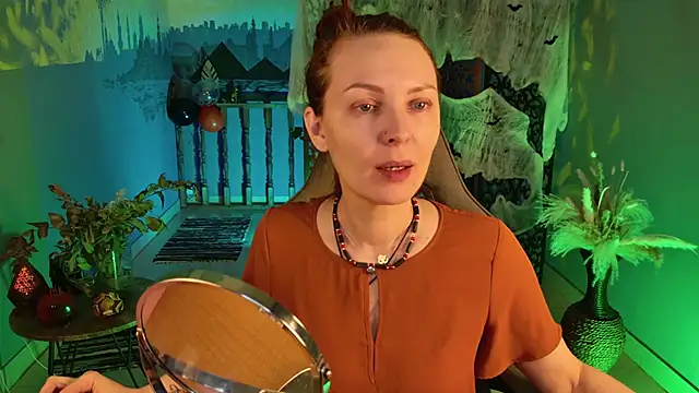 Snapshot of VandaRossi chatting on 10.19.25 VandaRossi online show from 10.19.25