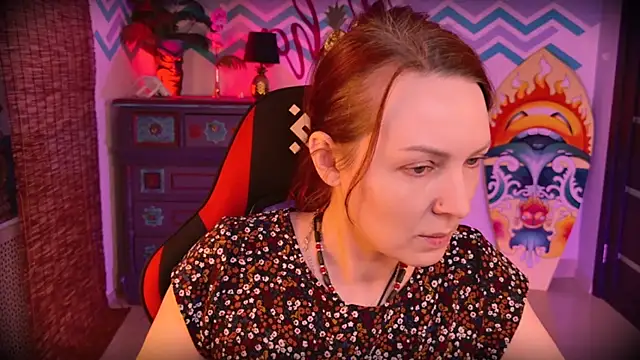 Snapshot of VandaRossi chatting on 11.04.25 VandaRossi online show from 11.04.25