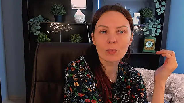 Snapshot of VandaRossi chatting on 11.15.25 VandaRossi online show from 11.15.25