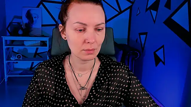 Snapshot of VandaRossi chatting on 12.20.25 VandaRossi online show from 12.20.25