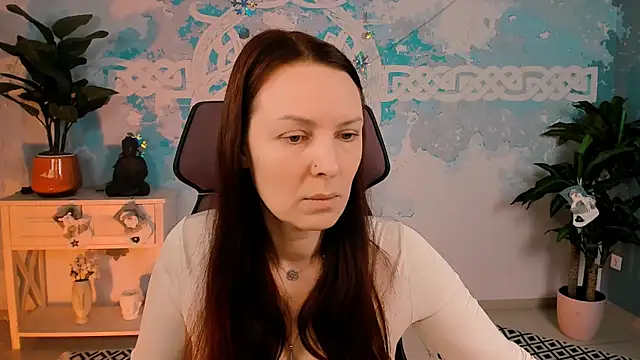 Snapshot of VandaRossi chatting on 12.22.25 VandaRossi online show from 12.22.25