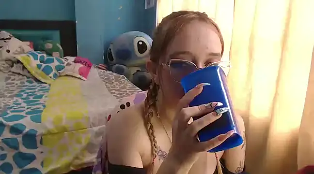 Snapshot of Liaroberts1 chatting on 02.08.25 Liaroberts1 online show from 02.08.25