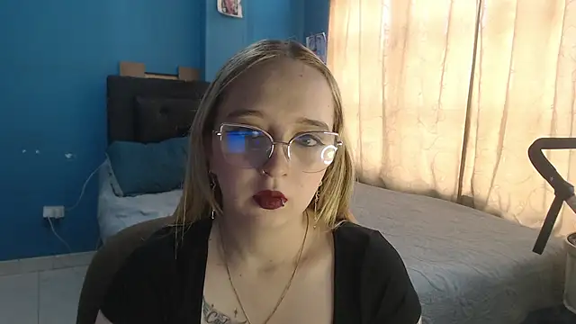 Snapshot of Liaroberts1 chatting on 10.20.25 Liaroberts1 online show from 10.20.25