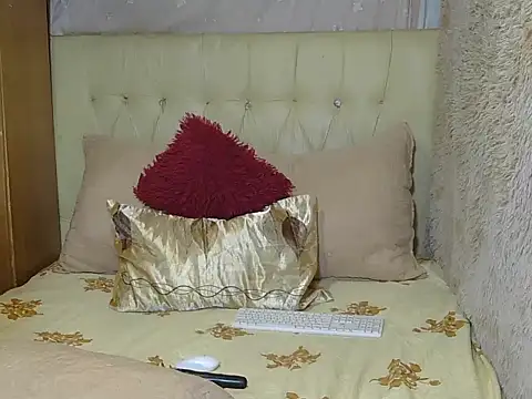 Snapshot of Xxxsluts chatting on 11.15.25 Xxxsluts online show from 11.15.25