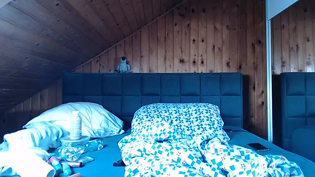 BoeseMoni1998 online show from 10.19.25