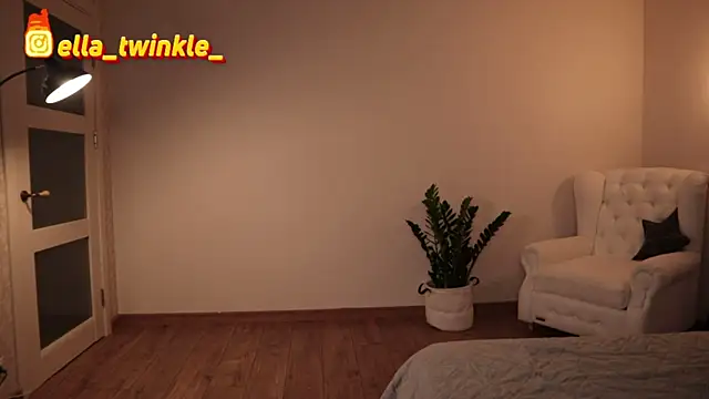 Snapshot of ella_twinkl chatting on 09.11.25 ella twinkl online show from 09.11.25