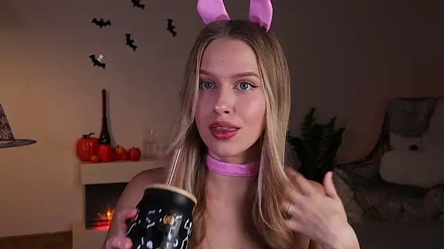 Snapshot of ella_twinkl chatting on 10.24.25 ella twinkl online show from 10.24.25