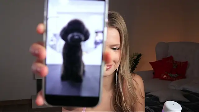 Snapshot of ella_twinkl chatting on 12.04.25 ella twinkl online show from 12.04.25