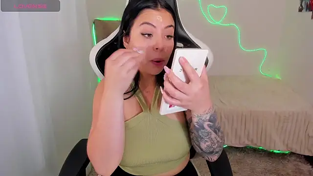 Snapshot of Victoryyy_ chatting on 11.12.25 Victoryyy online show from 11.12.25