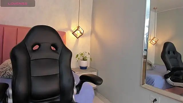 SUNNYCYRUS online show from 10.03.25