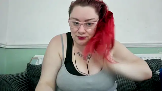 Snapshot of Bustycurves chatting on 02.04.25 Bustycurves online show from 02.04.25