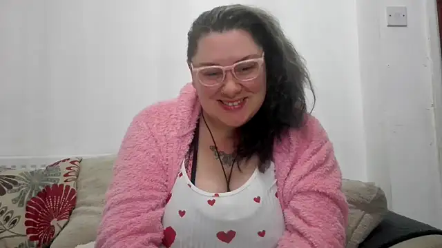 Snapshot of Bustycurves chatting on 10.27.25 Bustycurves online show from 10.27.25