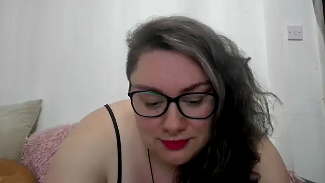 Snapshot of Bustycurves chatting on 11.02.25 Bustycurves online show from 11.02.25