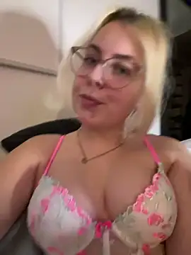 Snapshot of Livewithlucy chatting on 12.29.24 Livewithlucy online show from 12.29.24