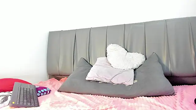 Snapshot of Cherllynn chatting on 02.06.25 Cherllynn online show from 02.06.25