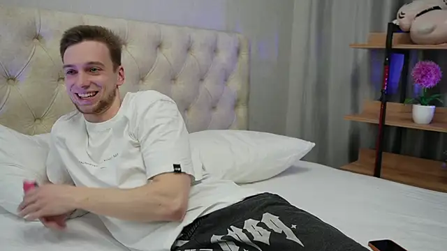 Snapshot of _Eva_Lee chatting on 02.21.25 Eva Lee online show from 02.21.25