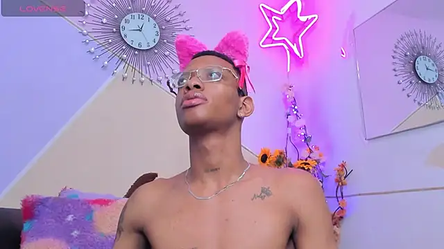 Tiffany Valentine15 online show from 09.18.25