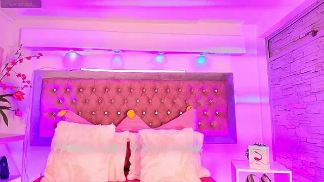 Snapshot of Tayzon_Foxxx chatting on 10.10.25 Tayzon Foxxx online show from 10.10.25