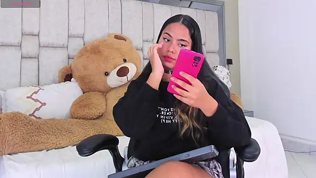 Snapshot of Marilyn-Cooper chatting on 01.05.25 Marilyn-Cooper online show from 01.05.25