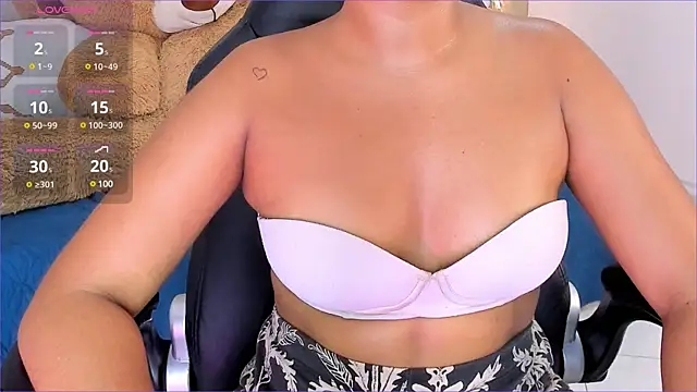 Snapshot of Marilyn-Cooper chatting on 01.08.25 Marilyn-Cooper online show from 01.08.25