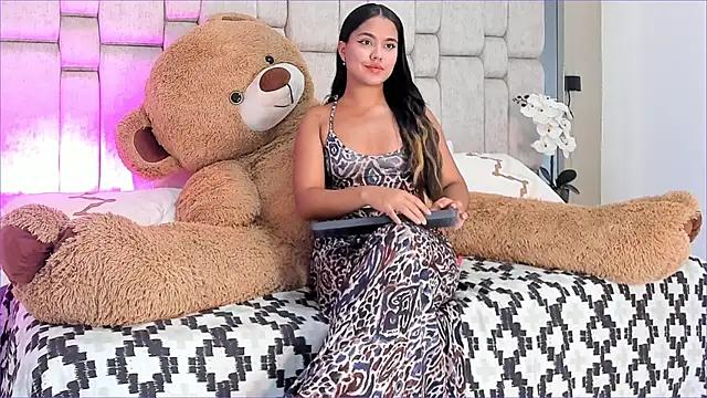 Snapshot of Marilyn-Cooper chatting on 01.13.25 Marilyn-Cooper online show from 01.13.25