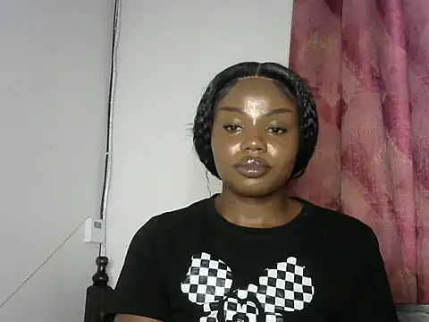 Snapshot of juicyblaqebony chatting on 11.17.25 juicyblaqebony online show from 11.17.25