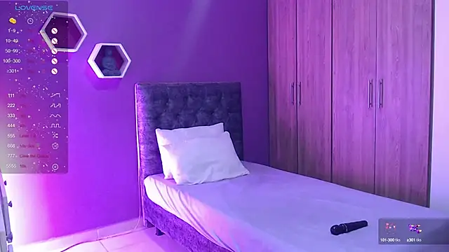 Snapshot of Medelynevans1 chatting on 01.12.25 Medelynevans1 online show from 01.12.25