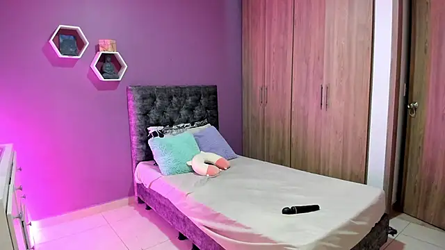 Snapshot of Medelynevans1 chatting on 09.24.25 Medelynevans1 online show from 09.24.25