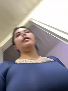 Snapshot of _luna_torres chatting on 05.18.26 luna torres online show from 05.18.26