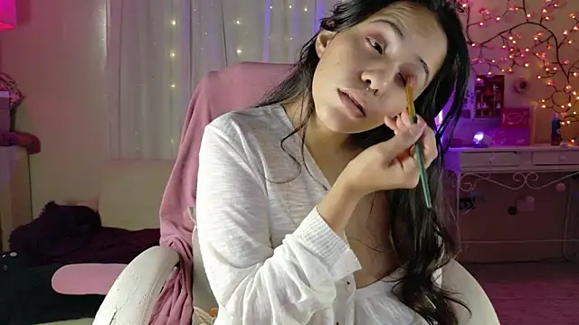 Snapshot of AllisonCatUwU chatting on 04.18.26 AllisonCatUwU online show from 04.18.26