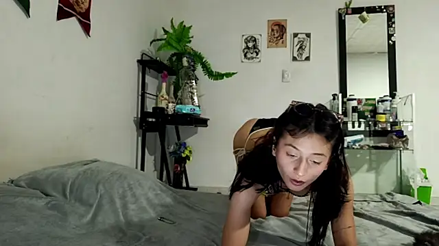 Snapshot of BrisaJones chatting on 07.04.26 BrisaJones online show from 07.04.26