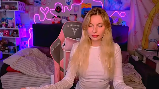 Snapshot of Maria_Hunt chatting on 10.15.25 Maria Hunt online show from 10.15.25