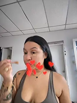 Pretty Isadora online show from 02.05.25