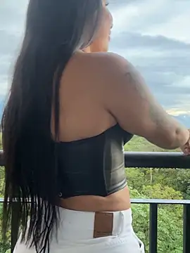 Pretty Isadora online show from 12.04.25