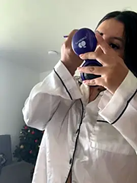 Pretty Isadora online show from 12.15.25