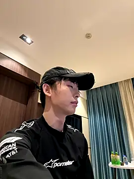 Snapshot of 1a1a1alll chatting on 11.24.25 1a1a1alll online show from 11.24.25