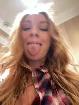 Snapshot of Sweet___Emily chatting on 12.25.24 Sweet Emily online show from 12.25.24