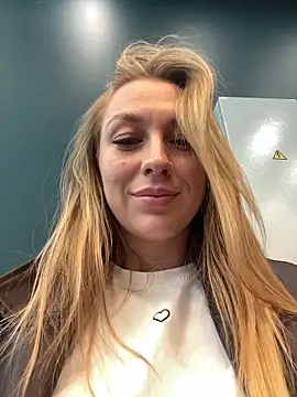 Snapshot of Sweet___Emily chatting on 10.03.25 Sweet Emily online show from 10.03.25