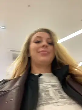 Snapshot of Sweet___Emily chatting on 10.16.25 Sweet Emily online show from 10.16.25