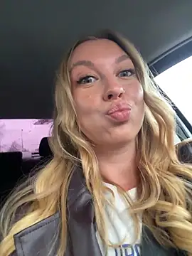 Snapshot of Sweet___Emily chatting on 11.03.25 Sweet Emily online show from 11.03.25